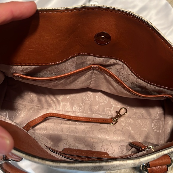 Michael Kors MK design beige handbag and matching shoes wallet - Picture 6 of 14